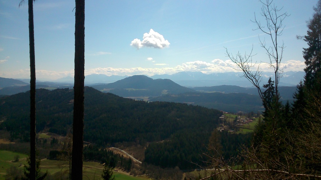 Ulrichsberg in the distance and a hill inbetween - view from Veitsberg